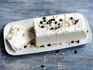 Semifreddo al torrone mandorlato biologico. 