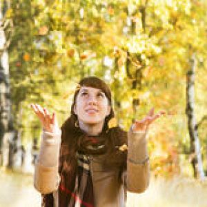 bella ragazza nella sosta di autunno 69515303